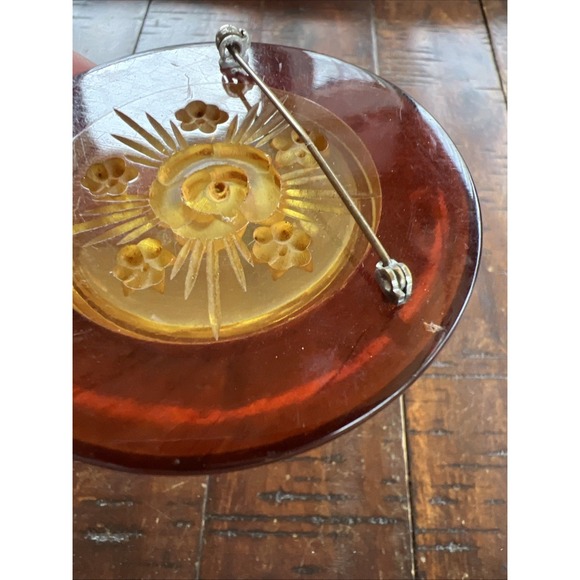 VINTAGE ART DECO REVERSE CARVED APPLE JUICE BLACK BAKELITE FLOWER BROOCH - Picture 9 of 13